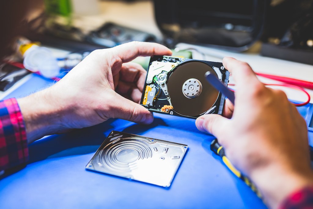 Always hold the hard drive by its edges or use a protective cover.
Avoid dropping or knocking the hard drive, as it can cause physical damage.